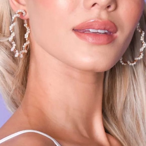 BOUTIQUE Jewelry - 3/25 Trendy elegant twist pearl hoop earri…